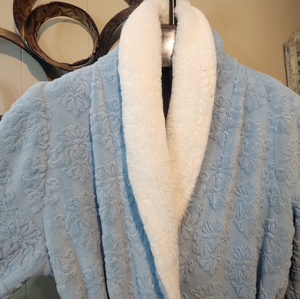 CASA ZETA-JONES Soft Plush Robe - Picture 3 of 12
